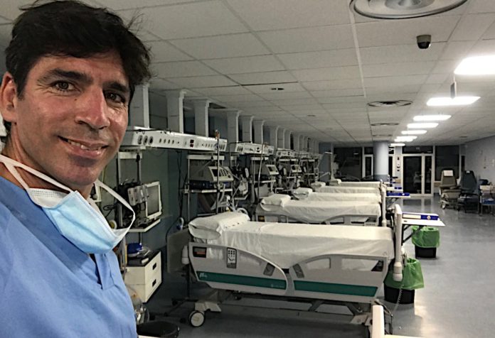 El enfermero de emergencias, Alejandro Blanco, en una UCI vacía del Hospital Clínico Universitario San Carlos de Madrid en junio de 2020