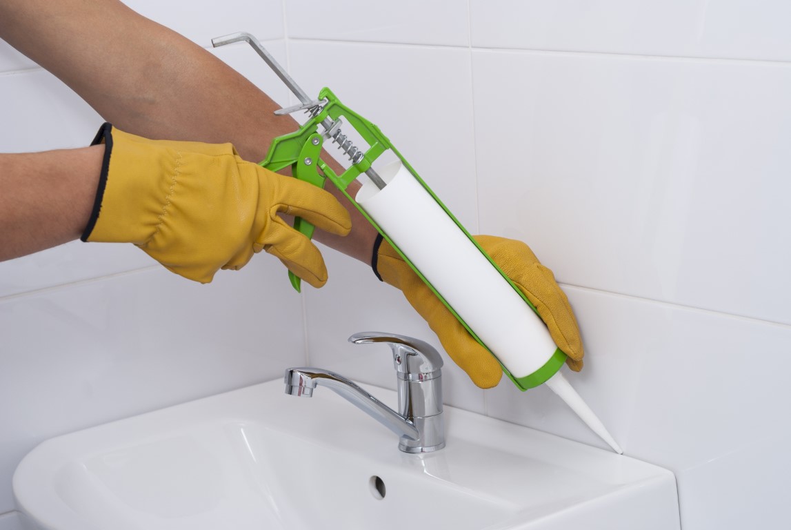 Comment changer ses joints de salle de bain en silicone