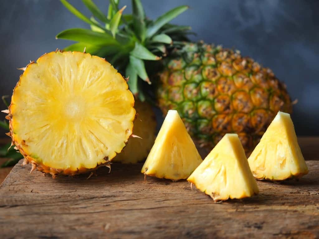 Vue en coupe et en morceaux d'un ananas