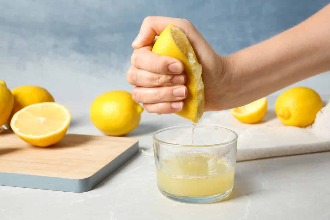 Diluer du jus de citron dans de l'eau chaude pour nettoyer le foie