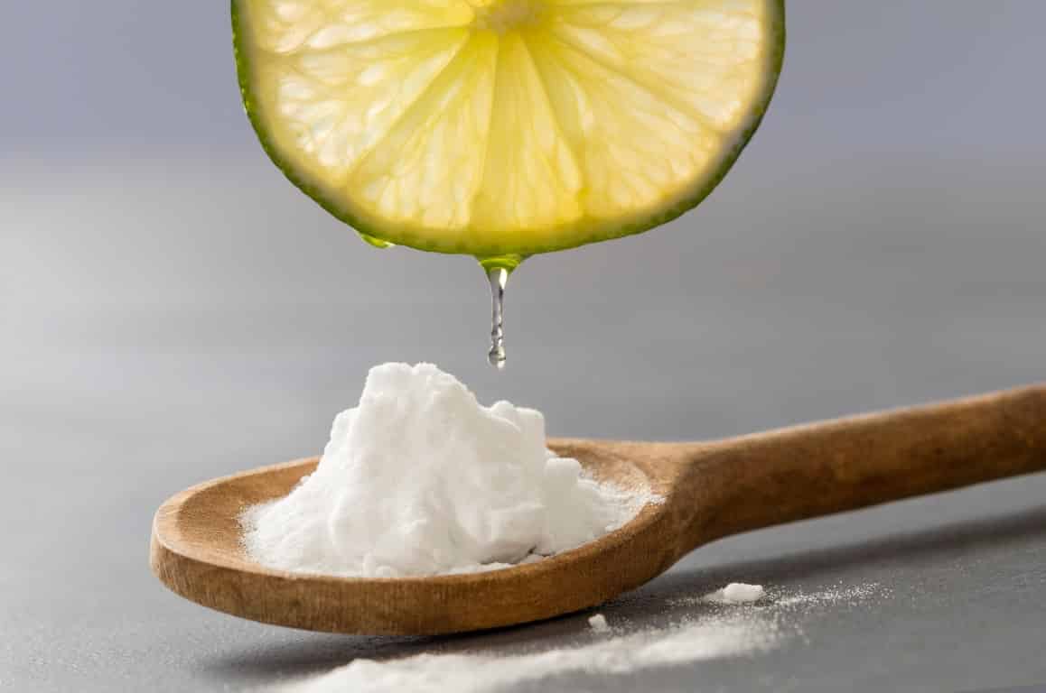 Utiliser du jus de citron et du bicarbonate de soude