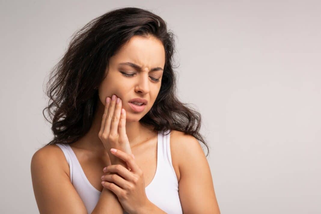 Femme souffrant de douleurs dentaires ou rage de dents