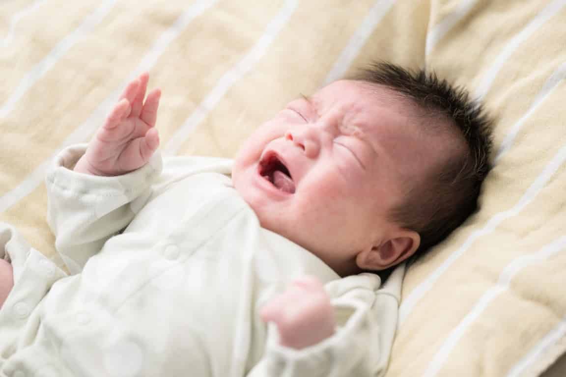 Un bébé qui pleure car il est en colère