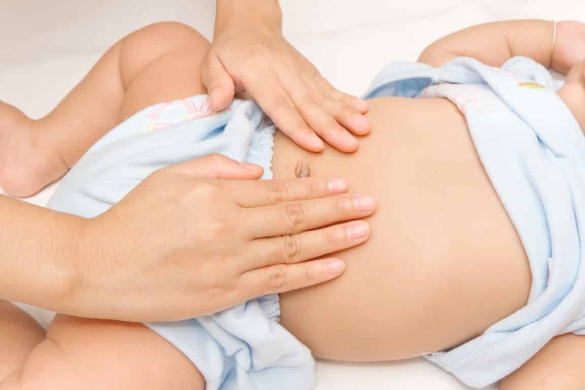 Le ventre est une partie sensible du corps des bébés
