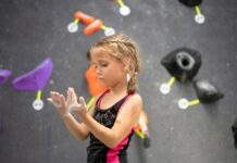 Pourquoi et comment bien donner du magnésium à ses enfants ? petite fille qui fait de l'escalade